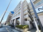 マンション外観。生活利便性に優れた立地環境。
