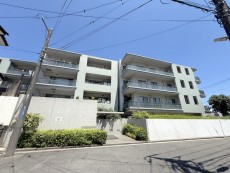 爽やかな青空の下に贅沢なほどに降り注ぐ陽光、豊かな居住性と、クオリティが見事に調和した住空間は、住まうことの喜びを感じさせてくれ