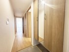 収納豊富な玄関。姿見があるので出かける前の身だしなみチェックができます。