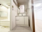 十分な大きさの洗面台は、身だしなみチェックや歯磨きなど、朝の慌ただしい時間でも余裕とゆとりを感じて頂けます。
