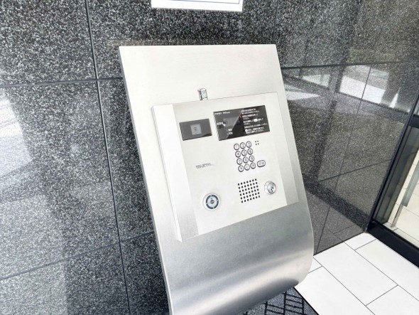 セキュリティ対策もしっかりと。住居からはテレビモニター付きインターフォンで応答します。
