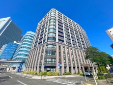 爽やかな青空の下に贅沢なほどに降り注ぐ陽光、豊かな居住性と、クオリティが見事に調和した住空間は、住まうことの喜びを感じさせてくれ