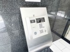 セキュリティ対策もしっかりと。住居からはテレビモニター付きインターフォンで応答します。