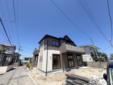 爽やかな青空の下に贅沢なほどに降り注ぐ陽光、豊かな居住性と、クオリティが見事に調和した住空間は、住まうことの喜びを感じさせてくれ