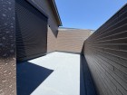 日差しの差し込むバルコニー