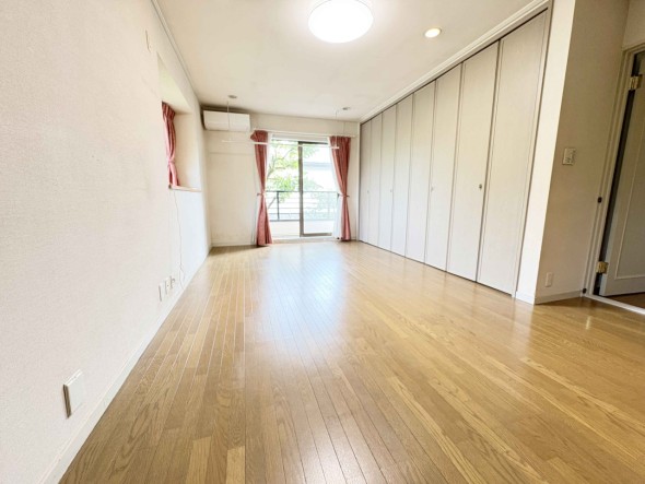洋室2。時を忘れて過ごす場所として過ごせるお部屋。