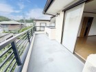 日差しの差し込むバルコニー