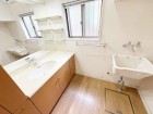 十分な大きさの洗面台は、身だしなみチェックや歯磨きなど、朝の慌ただしい時間でも余裕とゆとりを感じて頂けます。