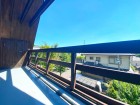 日差しの差し込むバルコニー