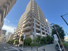 爽やかな青空の下に贅沢なほどに降り注ぐ陽光、豊かな居住性と、クオリティが見事に調和した住空間は、住まうことの喜びを感じさせてくれ