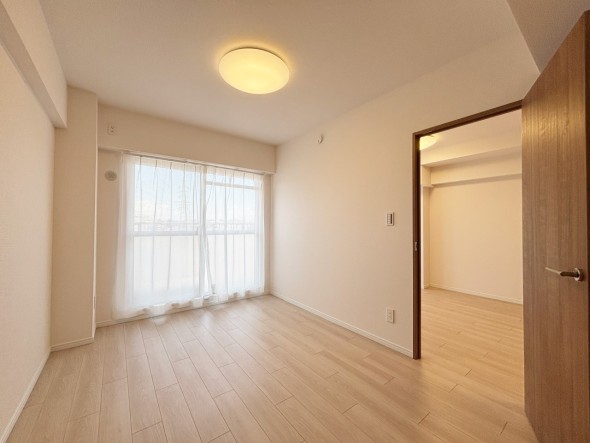 フローリングの部屋は清潔感があり、日々のお掃除も楽で助かりますね！