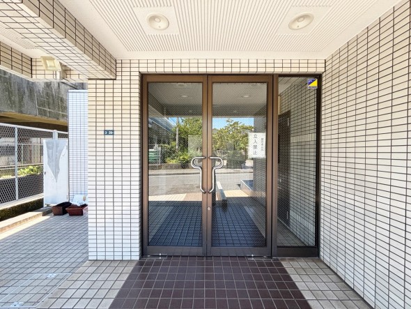 お客様をお迎えする玄関は落ち着いた雰囲気。帰り着くたびに洗練されたテイストの空間に迎えられ誇りと喜びを感じる玄関まわりです。