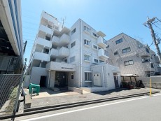 爽やかな青空の下に贅沢なほどに降り注ぐ陽光、豊かな居住性と、クオリティが見事に調和した住空間は、住まうことの喜びを感じさせてくれ