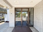 お客様をお迎えする玄関は落ち着いた雰囲気。帰り着くたびに洗練されたテイストの空間に迎えられ誇りと喜びを感じる玄関まわりです。
