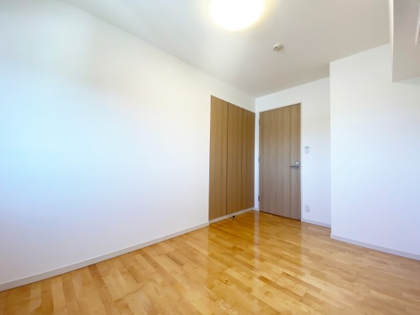 フローリングの部屋は清潔感があり、日々のお掃除も楽で助かりますね！