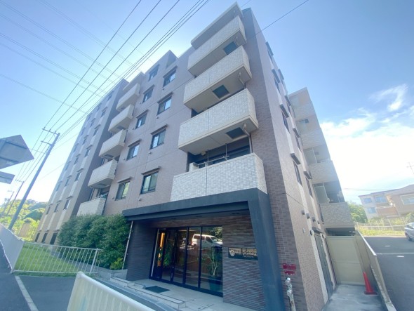 爽やかな青空の下に贅沢なほどに降り注ぐ陽光、豊かな居住性と、クオリティが見事に調和した住空間は、住まうことの喜びを感じさせてくれ