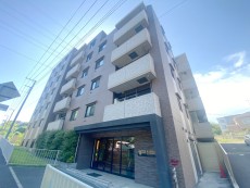 爽やかな青空の下に贅沢なほどに降り注ぐ陽光、豊かな居住性と、クオリティが見事に調和した住空間は、住まうことの喜びを感じさせてくれ