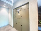 宅配ボックスがあるためご不在時であってもお帰りの際に大きな荷物をお受け取りいただけます。