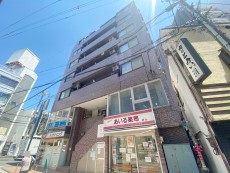爽やかな青空の下に贅沢なほどに降り注ぐ陽光、豊かな居住性と、クオリティが見事に調和した住空間は、住まうことの喜びを感じさせてくれ
