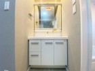 十分な大きさの洗面台は、身だしなみチェックや歯磨きなど、朝の慌ただしい時間でも余裕とゆとりを感じて頂けます。