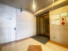お客様をお迎えする玄関は落ち着いた雰囲気。帰り着くたびに洗練されたテイストの空間に迎えられ誇りと喜びを感じる玄関まわりです。