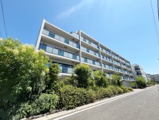 爽やかな青空の下に贅沢なほどに降り注ぐ陽光、豊かな居住性と、クオリティが見事に調和した住空間は、住まうことの喜びを感じさせてくれ