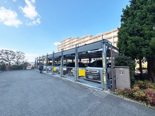 敷地内駐車場もございます。空き状況等はお気軽にお問い合わせください。