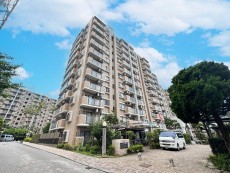爽やかな青空の下に贅沢なほどに降り注ぐ陽光、豊かな居住性と、クオリティが見事に調和した住空間は、住まうことの喜びを感じさせてくれ