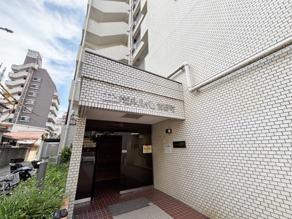 お客様をお迎えする玄関は落ち着いた雰囲気。帰り着くたびに洗練されたテイストの空間に迎えられ誇りと喜びを感じる玄関まわりです。