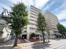 爽やかな青空の下に贅沢なほどに降り注ぐ陽光、豊かな居住性と、クオリティが見事に調和した住空間は、住まうことの喜びを感じさせてくれ