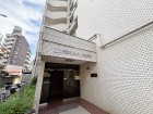 お客様をお迎えする玄関は落ち着いた雰囲気。帰り着くたびに洗練されたテイストの空間に迎えられ誇りと喜びを感じる玄関まわりです。