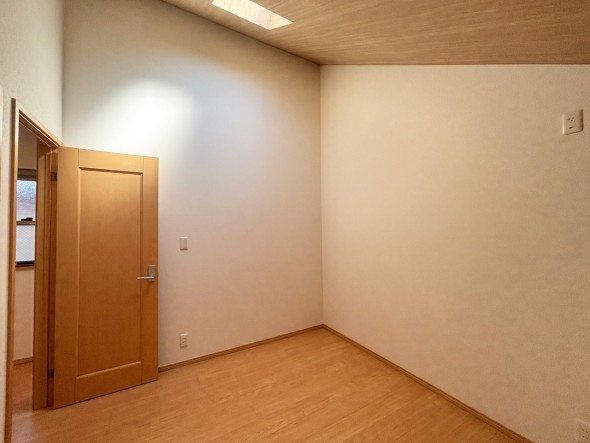 フローリングの部屋は清潔感があり、日々のお掃除も楽で助かりますね！