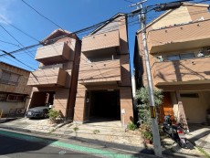 爽やかな青空の下に贅沢なほどに降り注ぐ陽光、豊かな居住性と、クオリティが見事に調和した住空間は、住まうことの喜びを感じさせてくれ