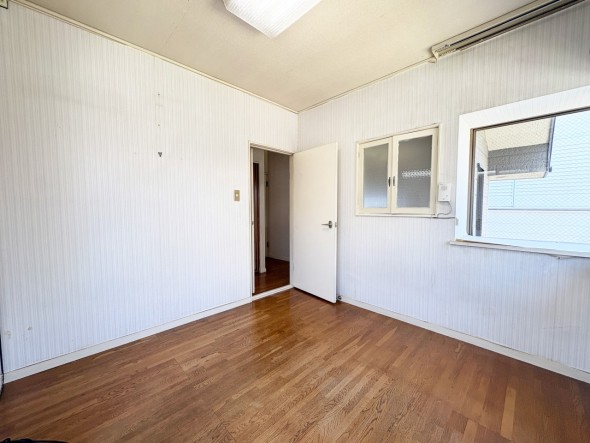 フローリングの部屋は清潔感があり、日々のお掃除も楽で助かりますね！