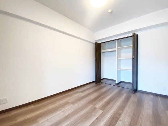 洋室6帖。フローリングの部屋は清潔感があり、日々のお掃除も楽で助かります。