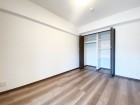 洋室6帖。フローリングの部屋は清潔感があり、日々のお掃除も楽で助かります。