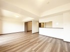 自然光が入りやすい明るいダイニング。