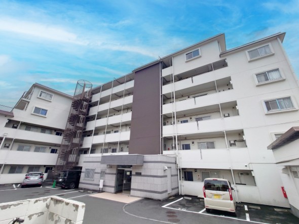 爽やかな青空の下に贅沢なほどに降り注ぐ陽光、豊かな居住性と、クオリティが見事に調和した住空間は、住まうことの喜びを感じさせてくれ