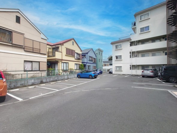 敷地内駐車場がございます。空き状況等に関しましてはお気軽にお問い合わせください。