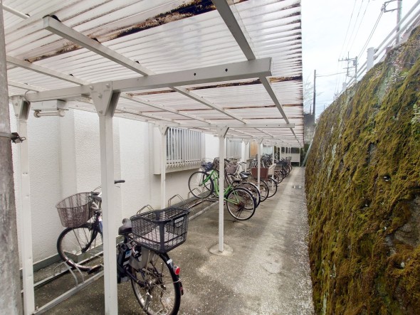 敷地内駐輪場がございます。空き状況等に関しましてはお気軽にお問い合わせください。
