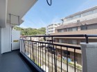 日差しの差し込むバルコニー