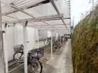 敷地内駐輪場がございます。空き状況等に関しましてはお気軽にお問い合わせください。
