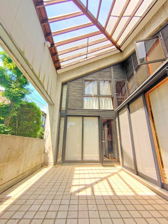 日差しが差し込むバーゴラ付きのテラス。