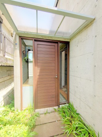 居住者の帰り、訪れる方を優しく迎え、やすらぎに満ちた生活空間を予感させる。健やかな暮らしを楽しめそう。