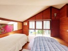 洋室15帖。ベット2つ置いてもゆとりのある広さです。