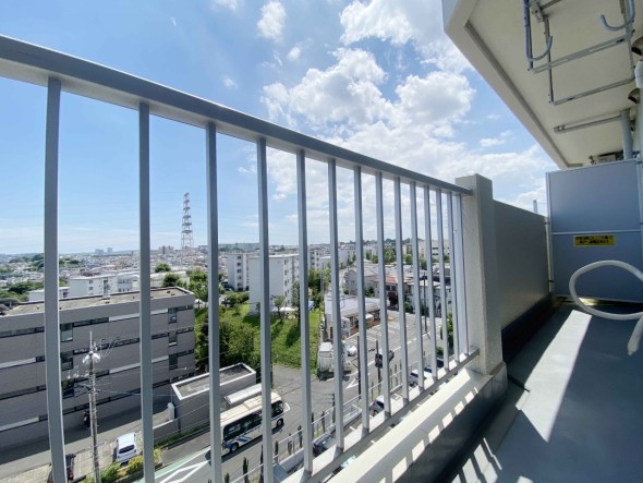 日差しの差し込むバルコニー