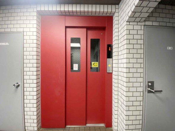 エレベーター付きのマンションです。