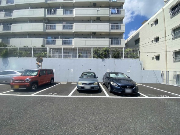 敷地内駐車場がございます。空き状況等に関しましてはお気軽にお問い合わせください。