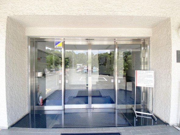 お客様をお迎えする玄関は落ち着いた雰囲気。帰り着くたびに洗練されたテイストの空間に迎えられ誇りと喜びを感じる玄関まわりです。
