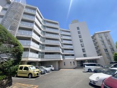 爽やかな青空の下に贅沢なほどに降り注ぐ陽光、豊かな居住性と、クオリティが見事に調和した住空間は、住まうことの喜びを感じさせてくれ
